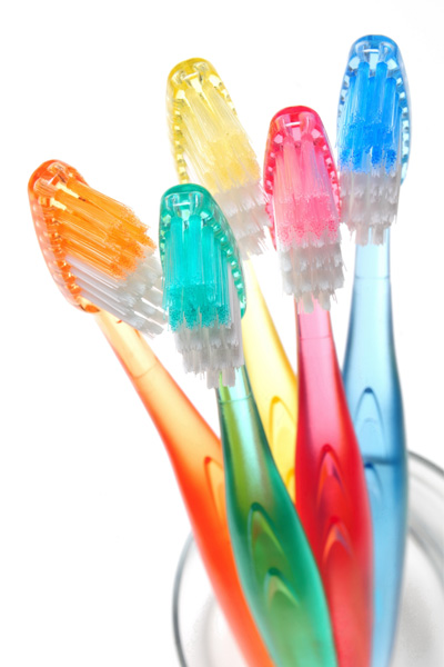 เลือกแปรงสีฟันยังไงดี ข้อดี-ข้อเสียระหว่างแบบธรรมดาและแบบไฟฟ้า