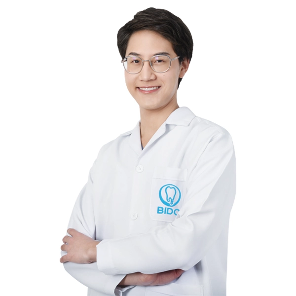 ทันตแพทย์ ธีรดนย์ พงษ์เพชร DDS., HGdip